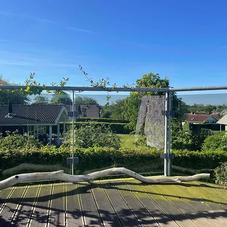 Lovely Retreat Close To The Water, Ferienhaus *