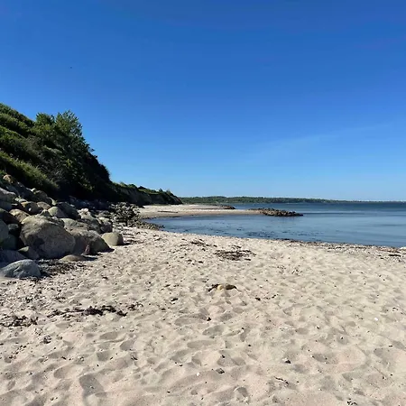 Lovely Retreat Close To The Water,