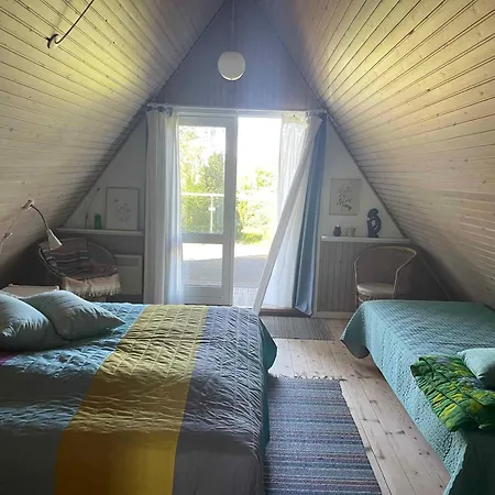 Lovely Retreat Close To The Water,