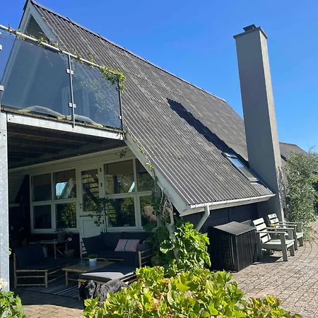 Lovely Retreat Close To The Water, *