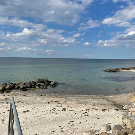 Lovely Retreat Close To The Water,